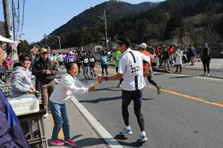 17日，日本青梅市热心市民在30公里赛程为参赛者送上补给品
