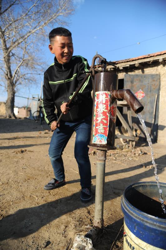 小队员的家境贫寒，是足球改变了孩子们的人生轨迹。黑龙江日报 图
