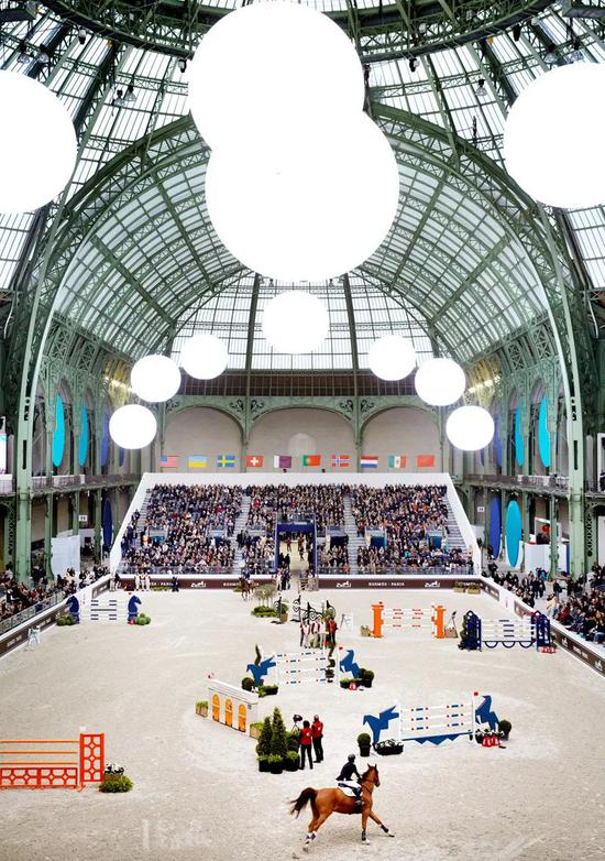 （“跳跃，爱马仕”马术障碍赛期间的巴黎大皇宫内部）