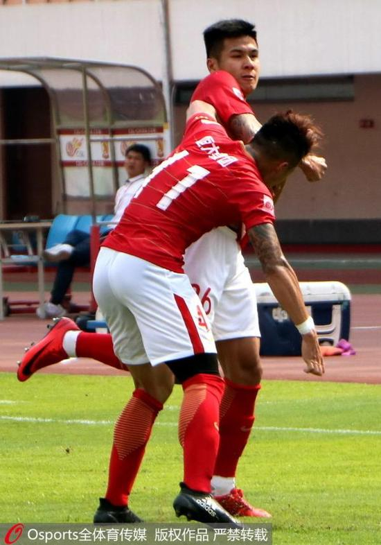 两队友挥拳相向。