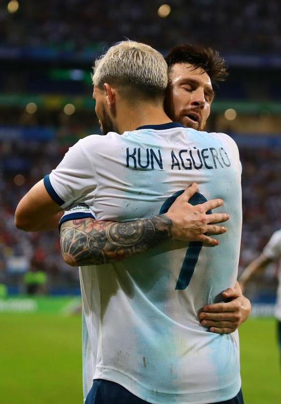 梅西拥抱好兄弟阿圭罗。