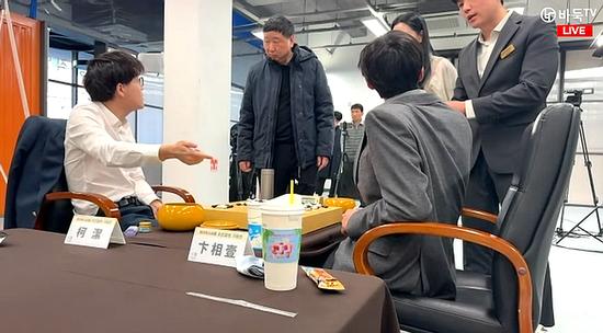 决赛第三局孙根气暂停棋局