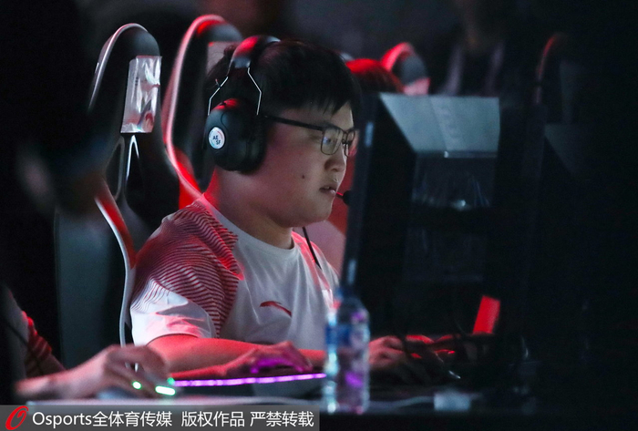 Uzi简自豪在比赛中。