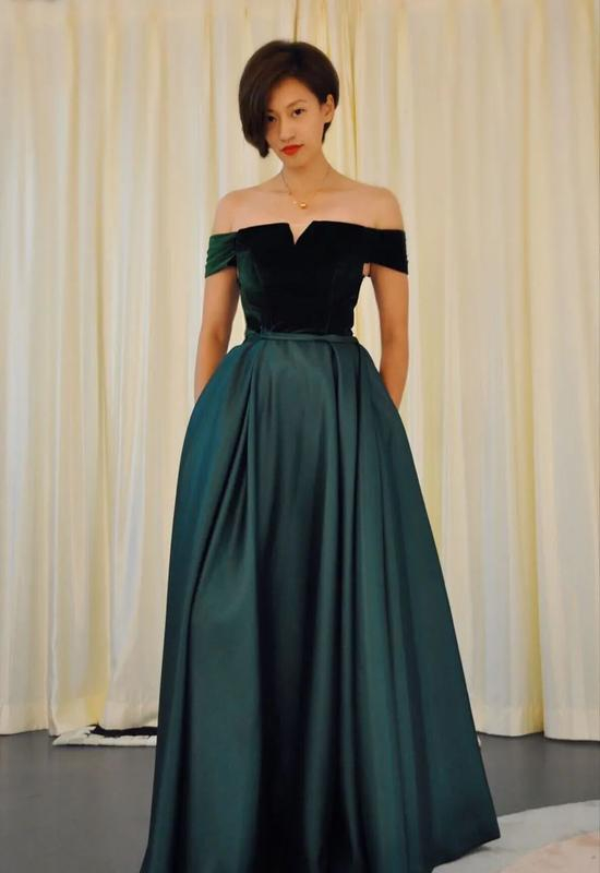 朱慧菁化身礼服店模特