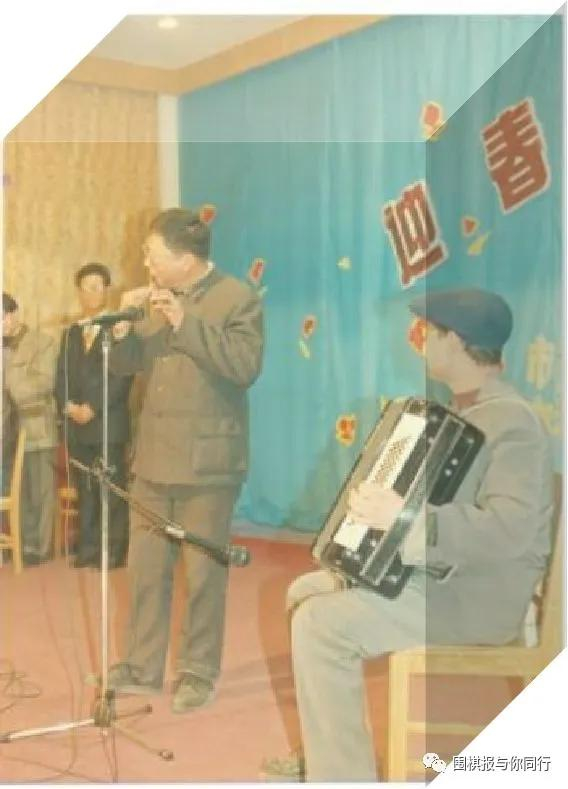 王振华先生正在演出中