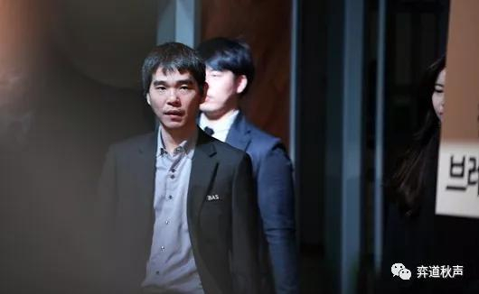 入场时满面肃然