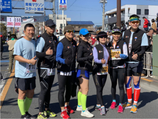 17日，人民网及首都媒体跑团30公里赛程参赛跑者合影