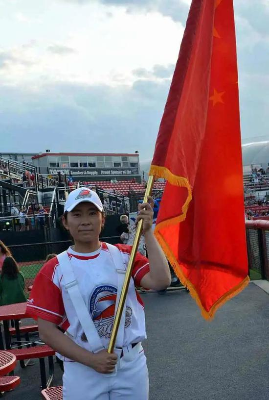 鲁莹在场下挥舞中国国旗