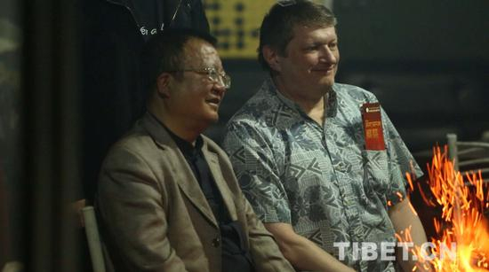 图为尚涛与安迪合影