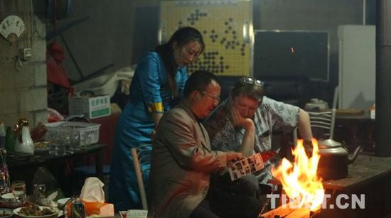 图为尚涛向安迪介绍藏棋