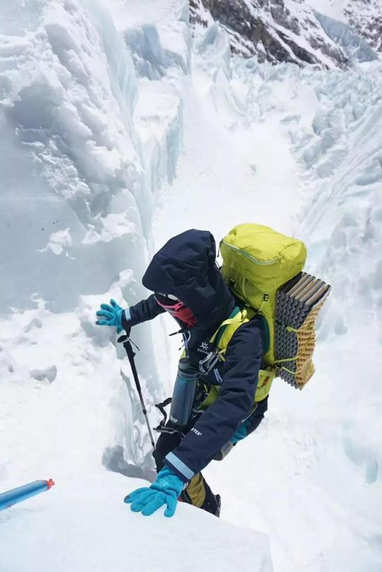 凯乐石运动员罗静攀登冰塔林。