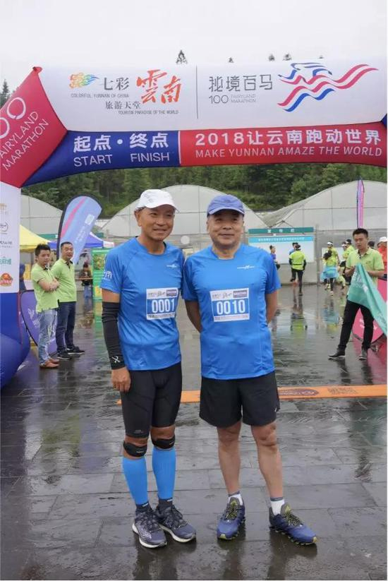 △ |&nbsp;起跑前刘亚洲（右一）和金飞豹（左一）在起跑拱门前合影