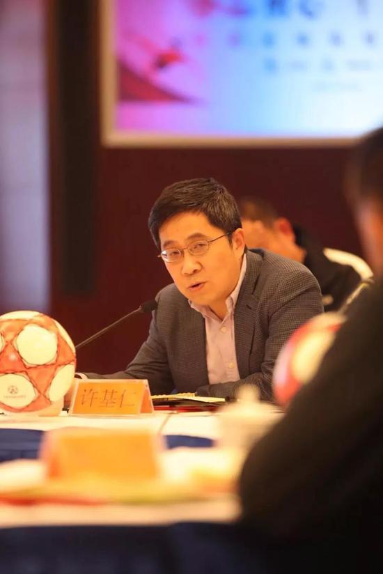 中国足协执委、新华社体育部主任许基仁发言