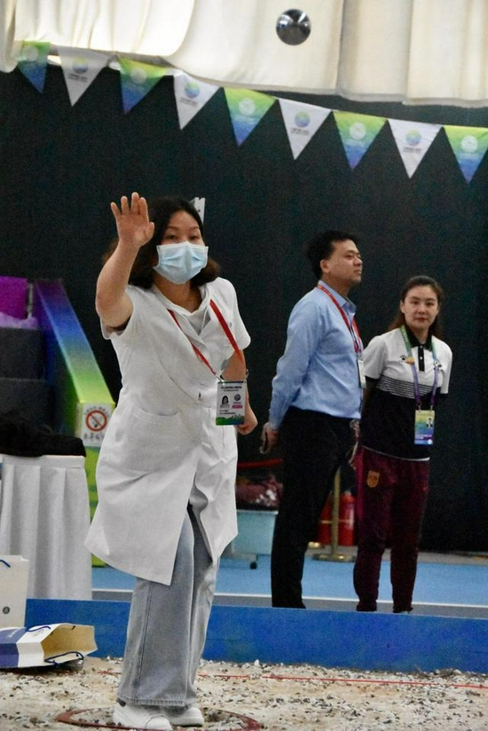 　一位医护人员也走到赛场中体验。