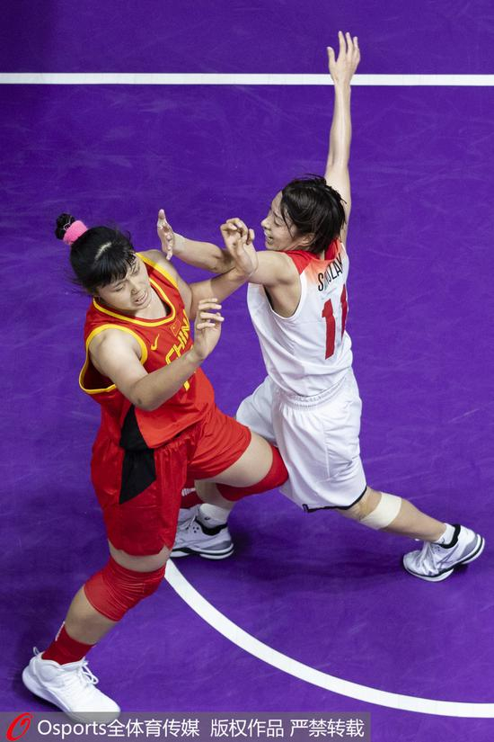 双方球员在场上卡位。