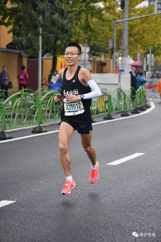 看来，只有比赛，才能释放他的内心，将本应属于他的阳光照进青春。