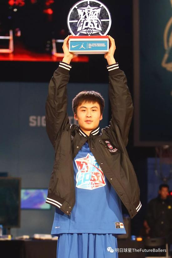 （密云二中球员冯圣森获得高中联赛MVP）