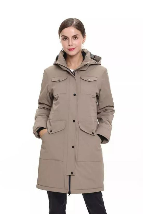 考究的用料及剪裁，让穿着者无惧多变天气；简约的设计，彰显出高端商务精英人士运筹帷幄的品质。