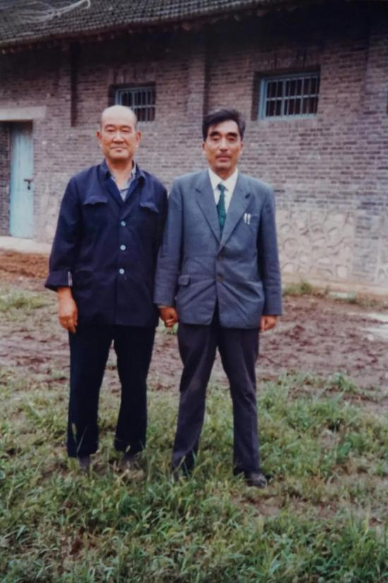 1988年与王铁权先生在土岺马场料房前合影