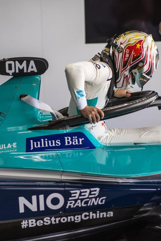 蔚来333车队车身印有支持中国的文字