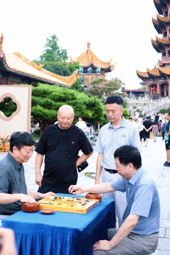 刘玮(左二)