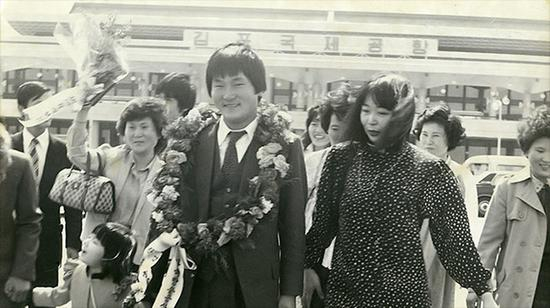 我还没有老到缅怀过去的荣光