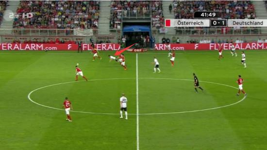 （厄齐尔这次倒地可能伤到了膝盖）