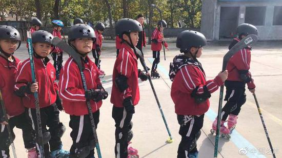  少林塔沟武术学校小学员 在练习旱地冰球