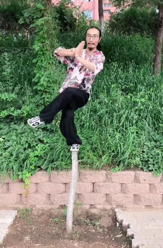 何维越的短视频中也多次出现讽刺作品。