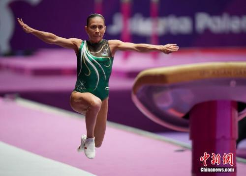 图为丘索维金娜助跑起跳。中新社记者 侯宇 摄