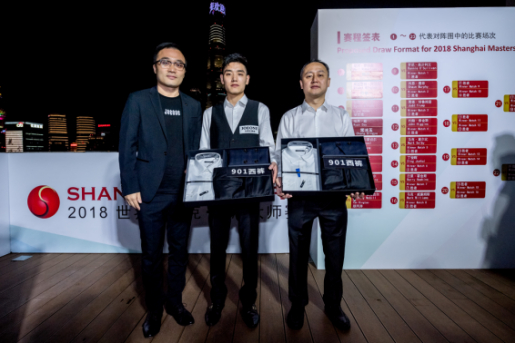 欢迎晚宴上九牧王品牌总监解浩为业余赛冠亚军选手颁奖