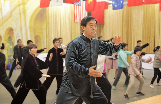 陈正雷老师带领学员练习太极拳
