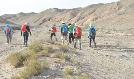 “探路英雄”们精气神十足，在队长带领下奔跑在路上