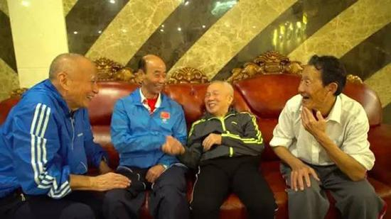 2016年10月25日，四位接力赛选手第一次聚首。 受访者供图