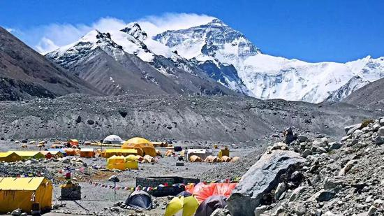 攀登季时，珠峰北坡登山大本营。图/昊昕