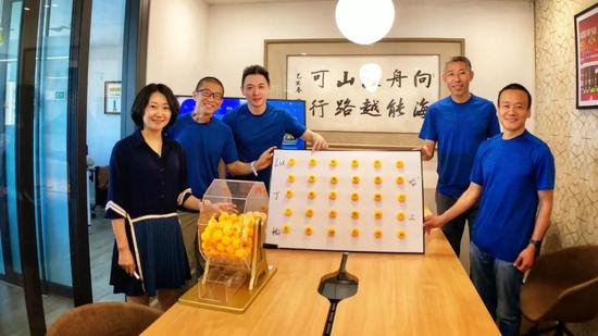 图：参与抽签的嘉宾