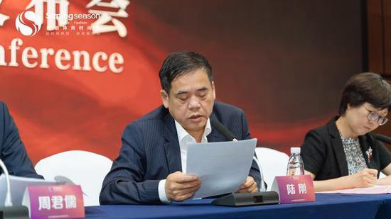  中国国际标准舞总会办公室主任、秘书长助理陆刚发表讲话