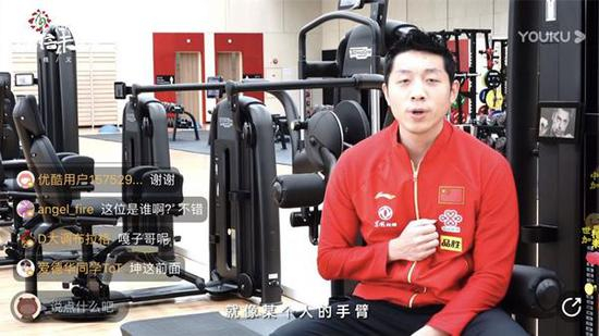 图说：许昕在“相信未来”义演中 视频截图