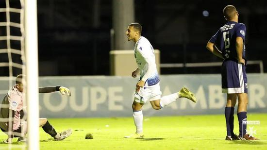 欧塞尔俱乐部的前锋贝戈拉维（中）