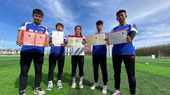 扎龙中心校走出去的农村孩子拿到了大学录取通知书。黑龙江日报 图