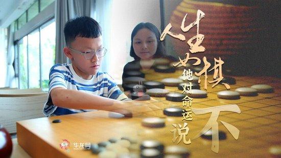 棋盘方寸间，曲直棋子交汇参差成一副极好意思的几何画。