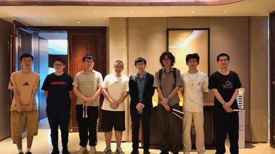 许皓鋐赛后和棋迷合影