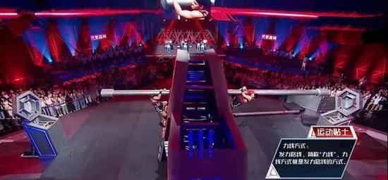 选手围绕场地中间的主杆进行拔河