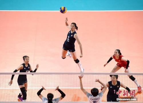 图为中国队朱婷（2号）在比赛中扣球。中新社记者 侯宇 摄
