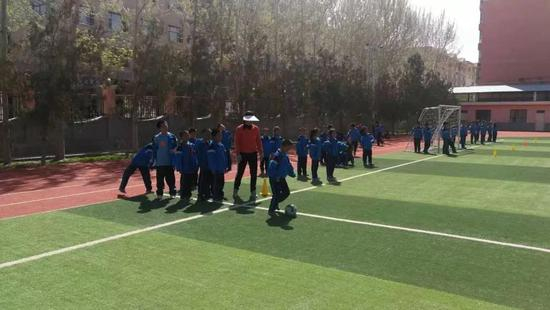 煌某小学体育课