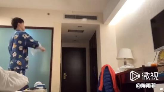 “一姐”陈雨菲隔离期间在房间对着墙壁练球（视频截图）