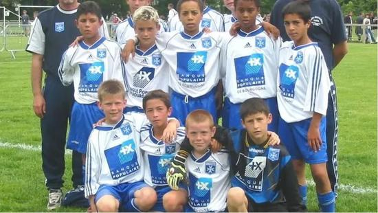 欧塞尔梯队中的格列兹曼（后面左二）