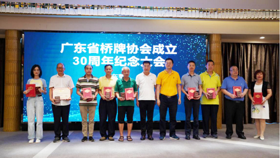 省桥协副主席张智军、东莞桥协会长刘斌为贡献奖先进个人颁奖