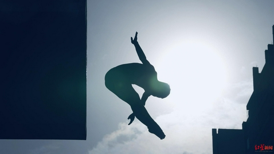 烈日下训练的跳水小将