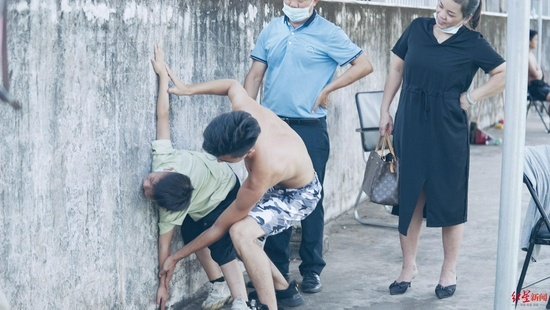 郭艺测量孩子臂展